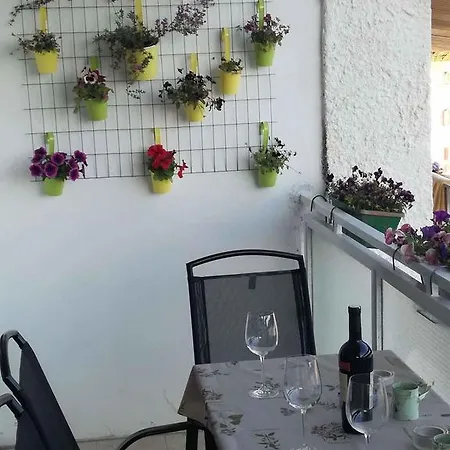 Luci דירה חוואר